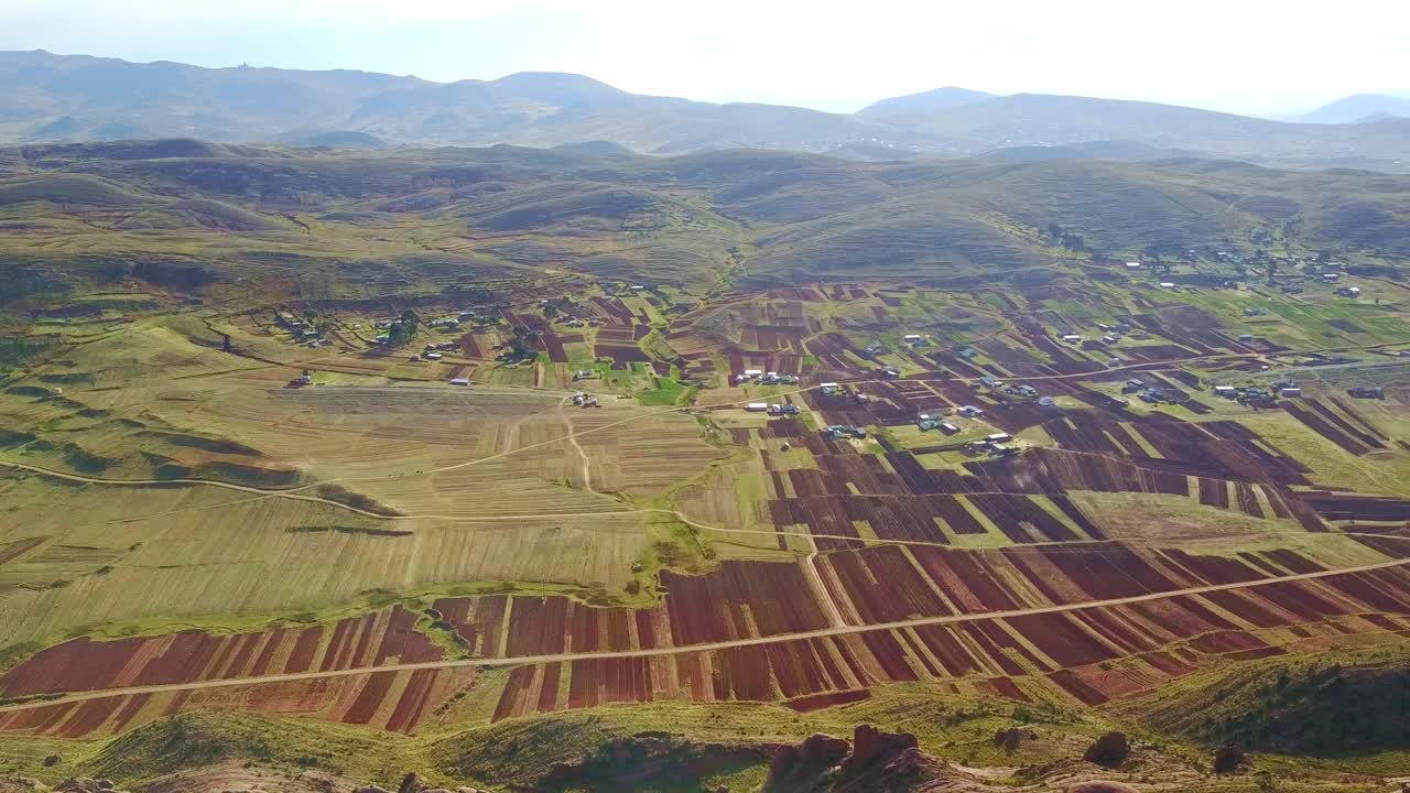 paisaje aéreo panorámico sobre la formación rocosa de mirador bandurrias en perú