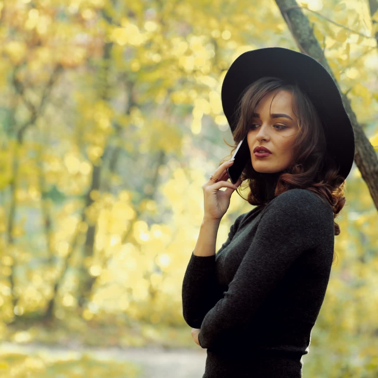 Donna in posa nel parco