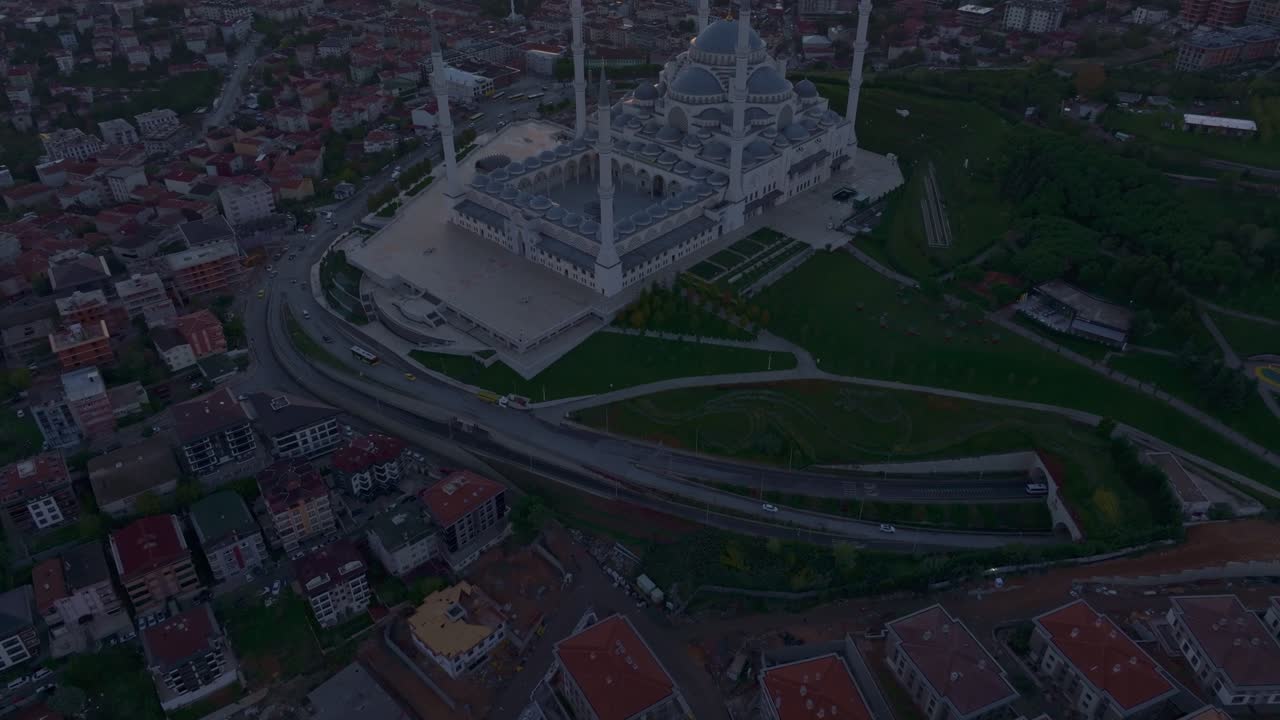 Huzurlu Gün Doğumu Manzarası: Büyük Çamlıca Camii, İstanbul, Türkiye.