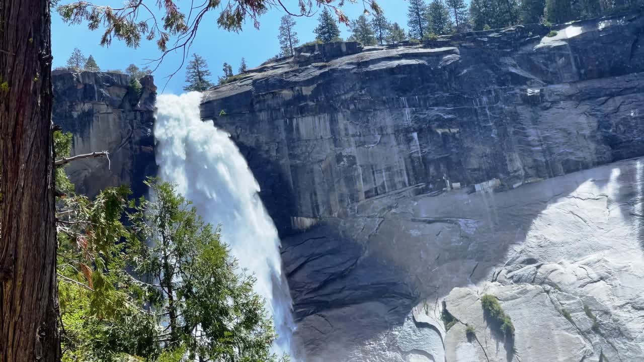panorámica hacia abajo desde un cielo hasta una cascada en el parque nacional de yosemite