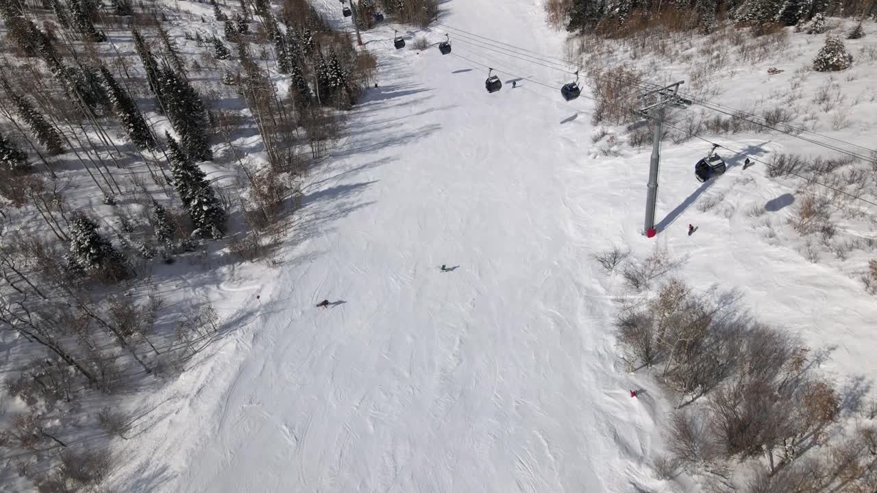 Eccellente vista aerea di sciatori e dell'impianto di risalita a Steamboat Springs, Colorado