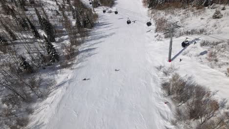 Excelente-Vista-Aérea-De-Los-Esquiadores-Y-El-Telesilla-En-Steamboat-Springs,-Colorado