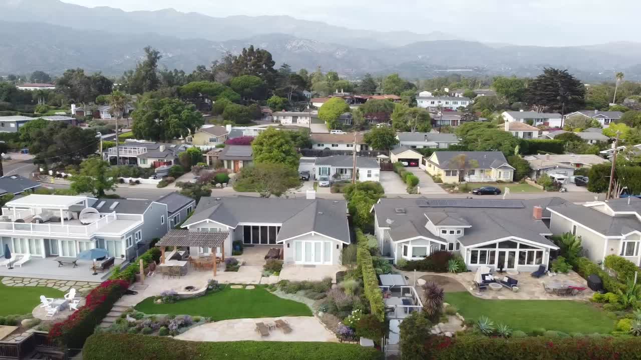 pistas de drones a lo largo de la pista de la vivienda de derecha a izquierda