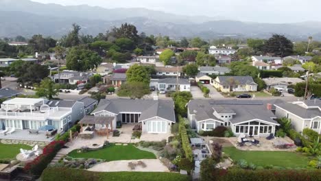 pistas de drones a lo largo de la pista de la vivienda de derecha a izquierda