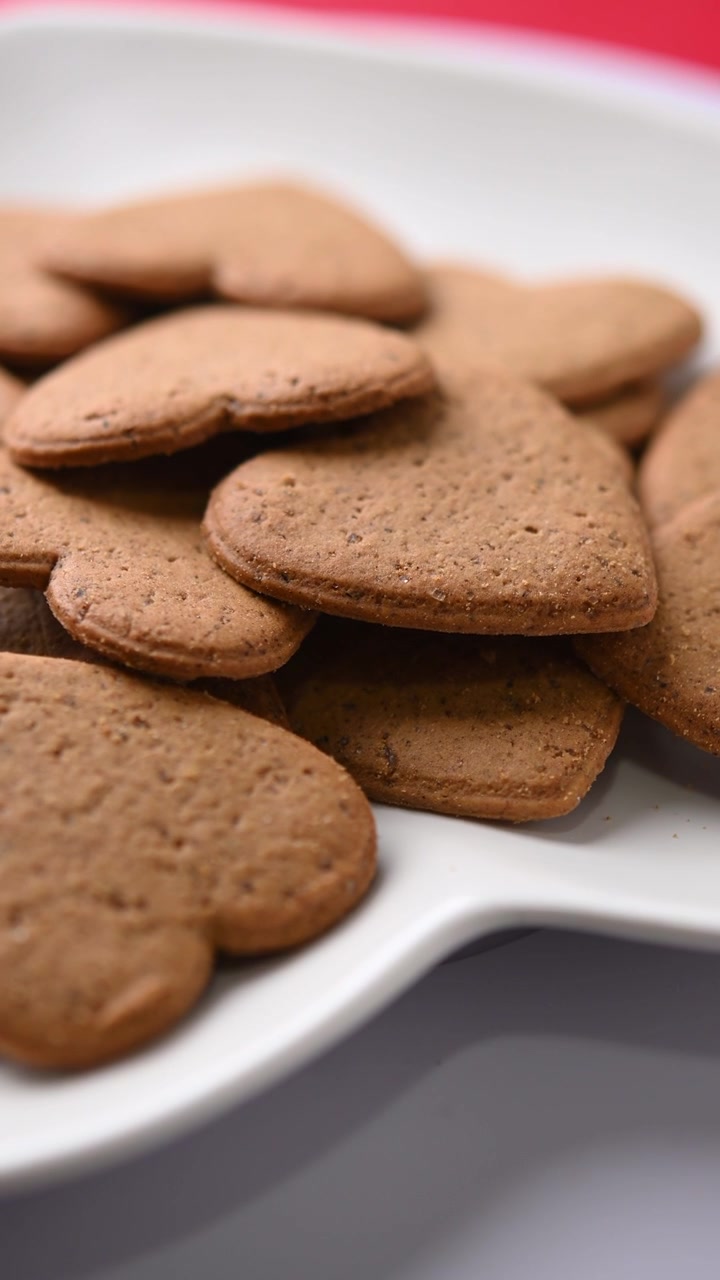Biscotti di San Valentino a forma di cuore in rotazione su un piatto