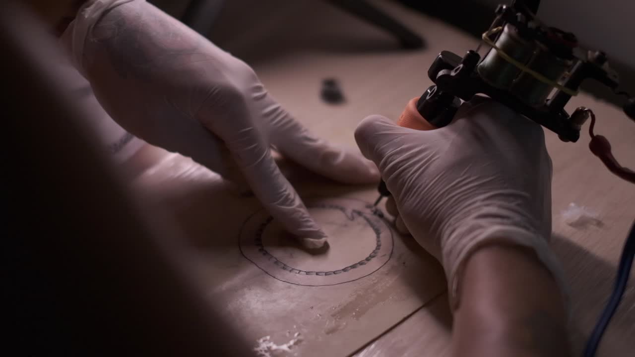 tatuador de cultivos aprendiendo a hacer tatuajes