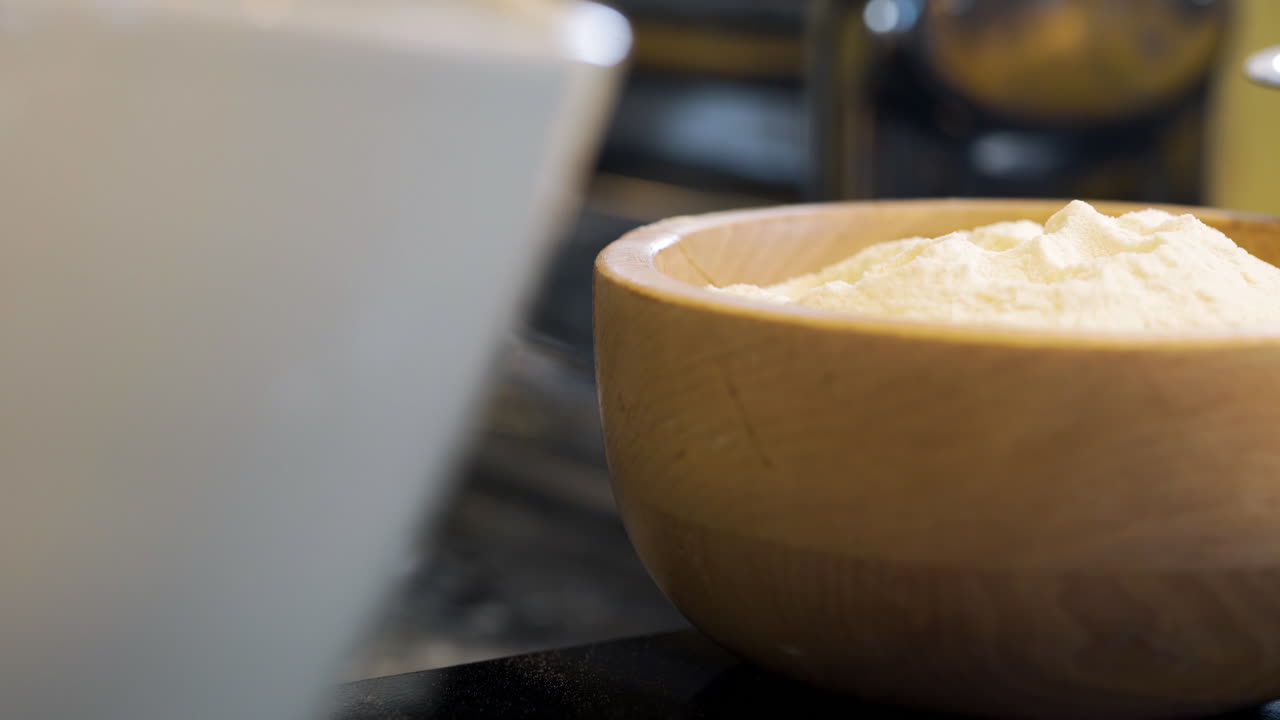 un cuenco de madera lleno de harina de trigo fresca