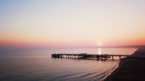 brumoso amanecer sobre el mar