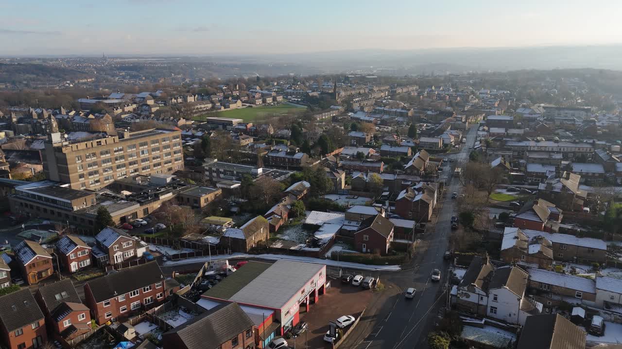 la vista de invierno del ojo de drone captura el típico desarrollo de viviendas de propiedad del consejo urbano del reino unido de dewsbury moor estate con casas adosadas de ladrillo rojo y el industrial yorkshire