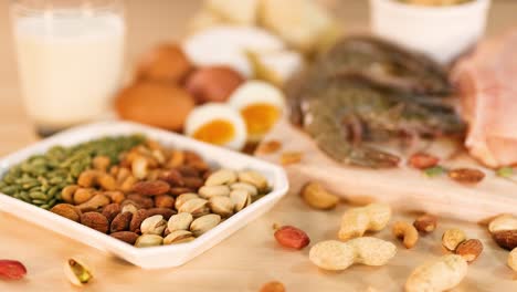variedad de fuentes de proteínas, incluidas las nueces y los mariscos