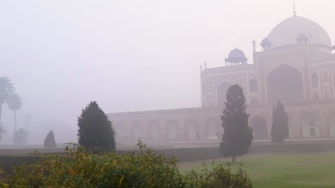 la tomba di humayun al mattino nebbioso da una prospettiva unica è stata scattata a delhi india