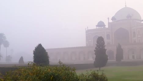 Tumba-De-Humayun-En-La-Mañana-Brumosa-Desde-Una-Perspectiva-única-Tomada-En-Delhi-India