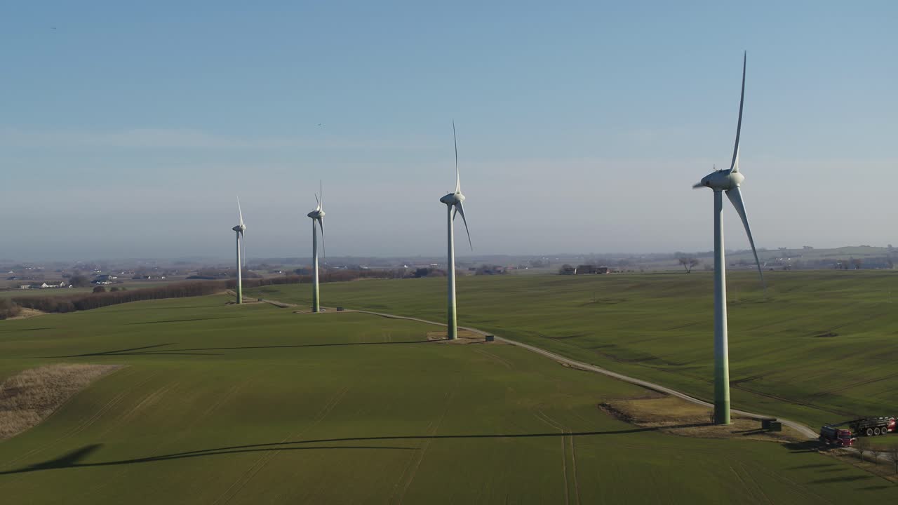 풍력 터빈은 바람에 회전 - 스케인의 드론 비행 좋은 날씨