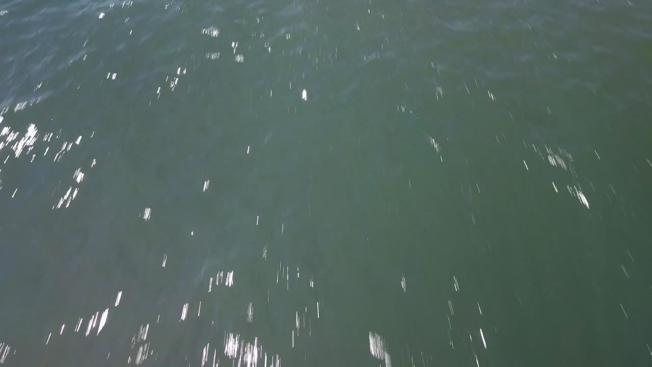 dramática vista aérea cinematográfica de las olas del océano y skyine en un día soleado de verano