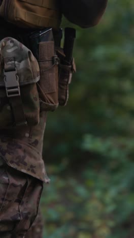 soldado en el bosque