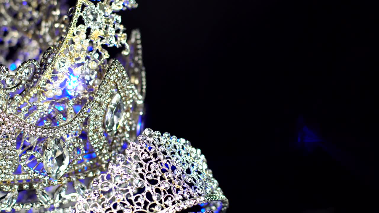 la corona de diamantes y plata del concurso de belleza