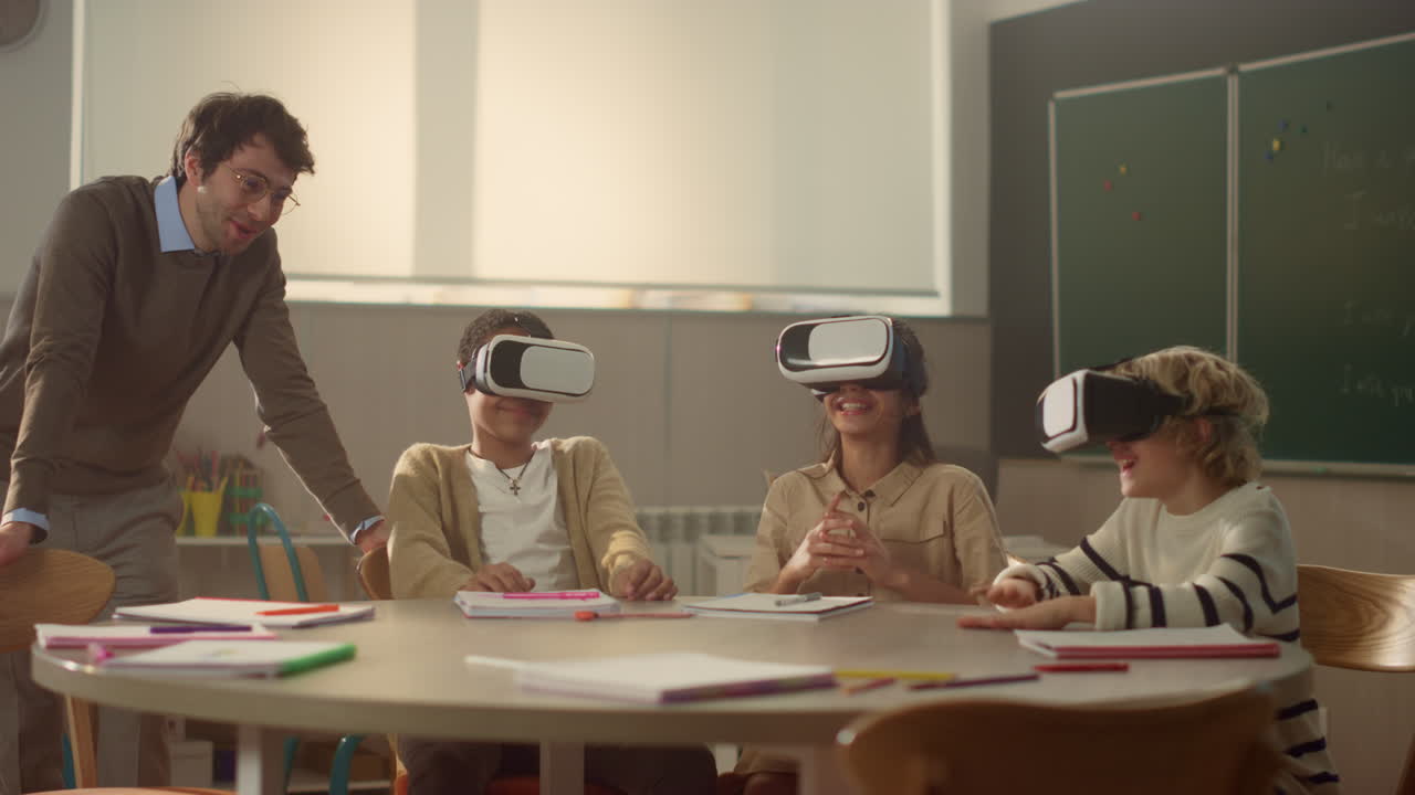 учитель проводит интерактивный урок с учениками в 3d-очках в классе
