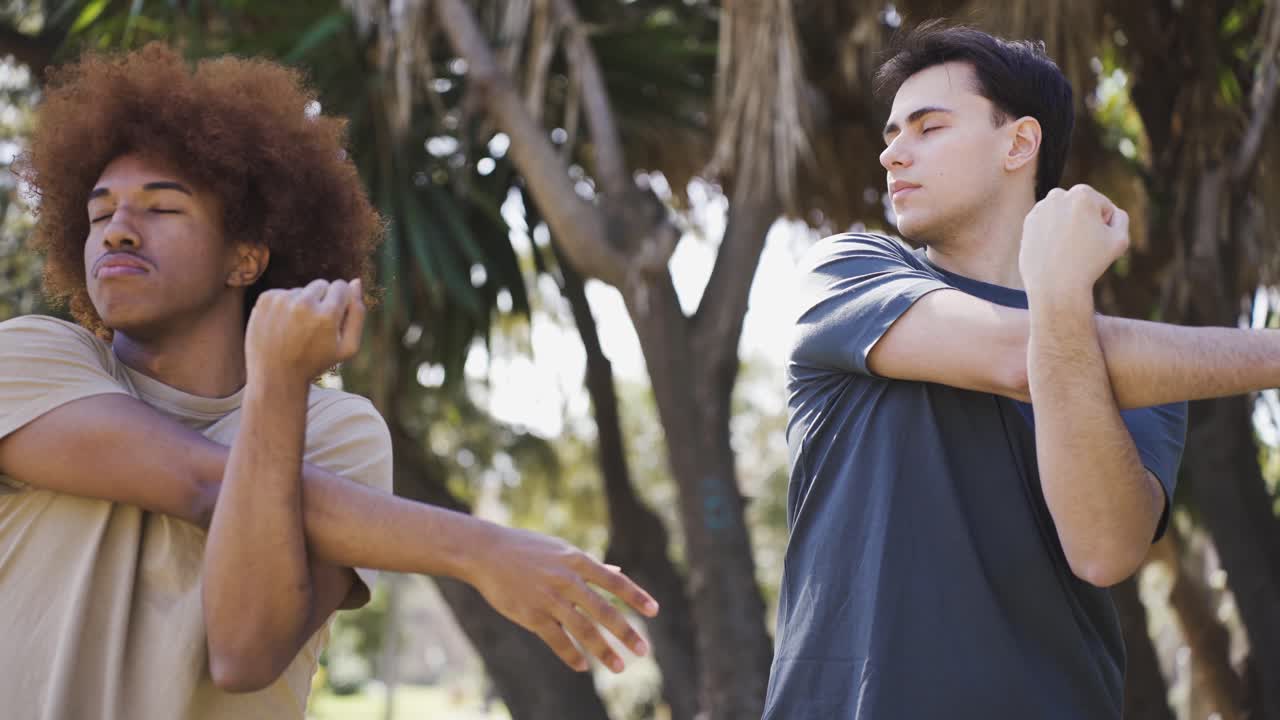 공원에서 훈련하는 다민족 친구들