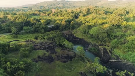 Imágenes-De-Drones-De-Una-Sola-Carretera,-Un-Pequeño-Puente-Y-Un-Río-Durante-Un-Amanecer