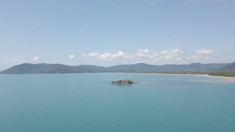 Geschlagene-Insel-Nahe-Der-Mündung-Des-Daintree-River-In-Thornton-Beach,-Shire-Of-Douglas,-Qld,-Australien