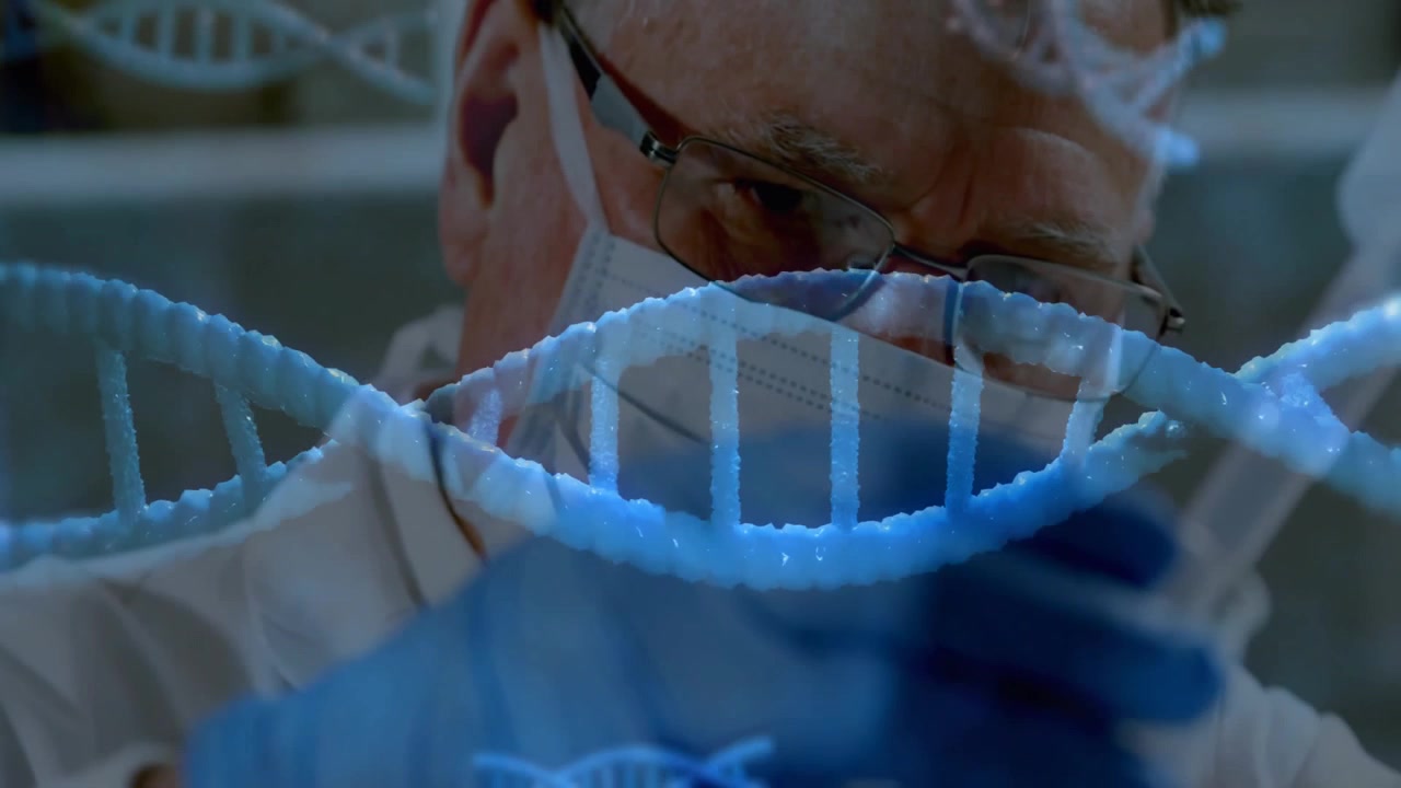 Scienziato che aspira un reagente giallo in una provetta per l'analisi del DNA, mentre un'elica animata ruota.