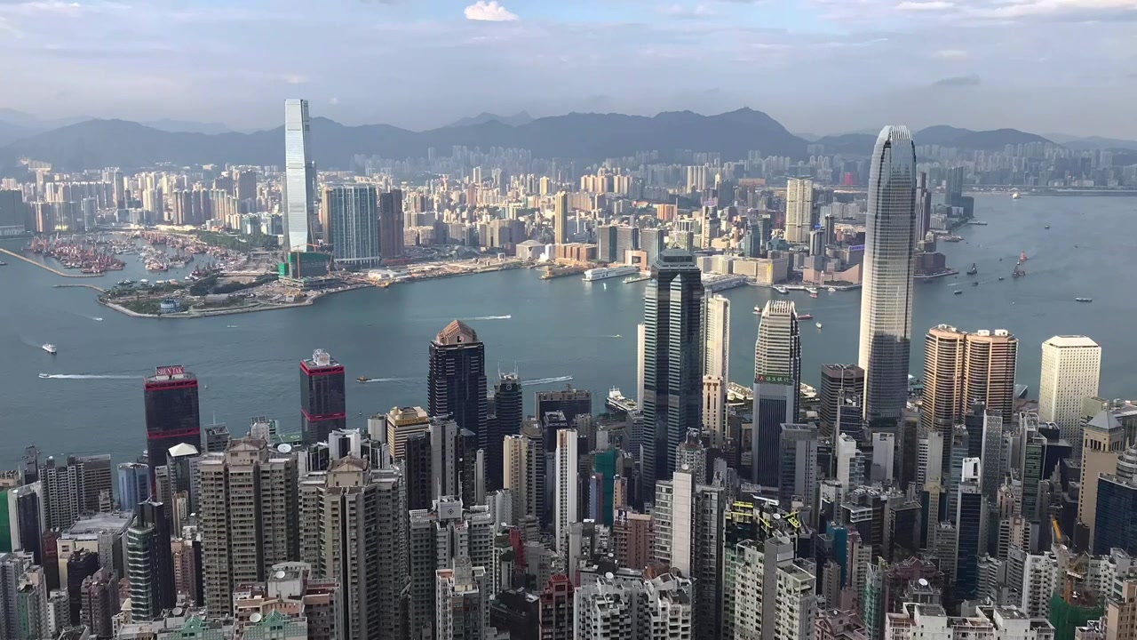 Nhìn ra Cảng Victoria, với tầm nhìn ra các khu phố sầm uất của Central và Wan Chai trên Đảo Hồng Kông, cũng như Bán đảo Cửu Long và bờ sông Tsim Sha Tsui