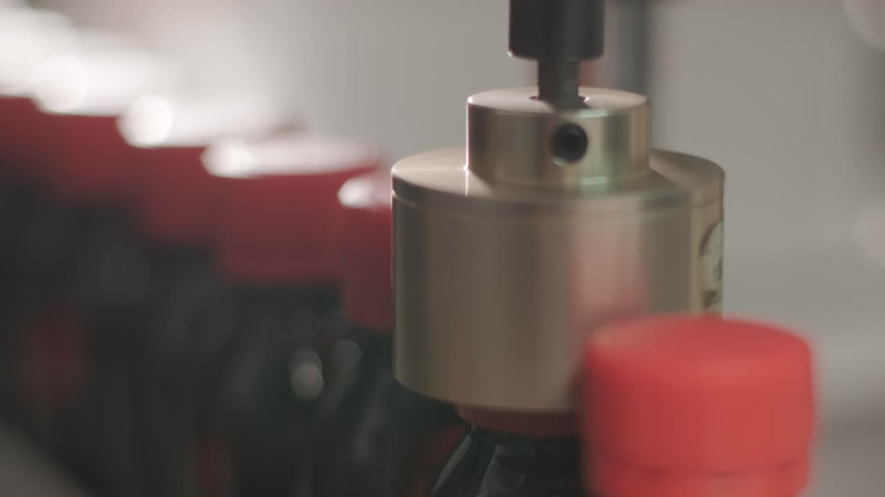 Processo automatizzato di tappatura di bottiglie