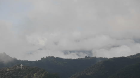 Zeitraffer-Einer-Sturmwolke,-Die-Sich-über-Die-Santa-Ynez-Berge-über-Oak-View-Kalifornien-Auflöst