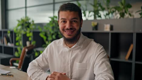 hombre de negocios feliz en la oficina