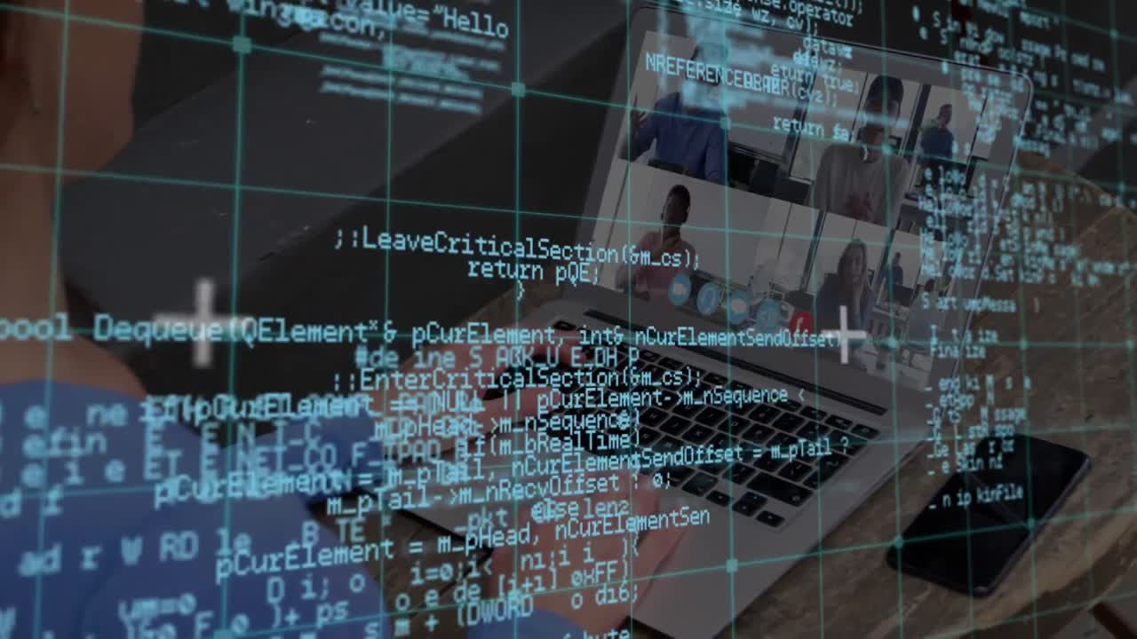 animación del procesamiento de datos sobre una mujer de negocios caucásica que tiene una videollamada portátil con colegas