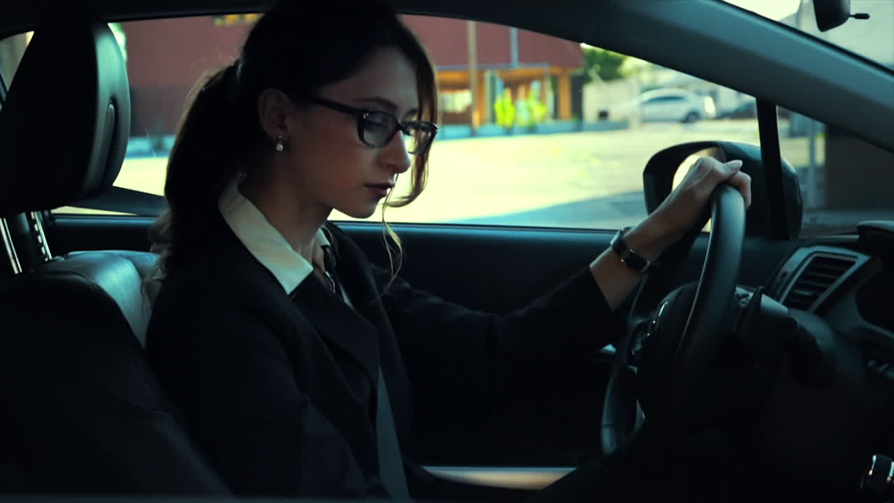 매력적인 백인 사업가 여성이 차를 멈추고 주차하고 전화를 하기 위해 전화를  ⁇ 니다.