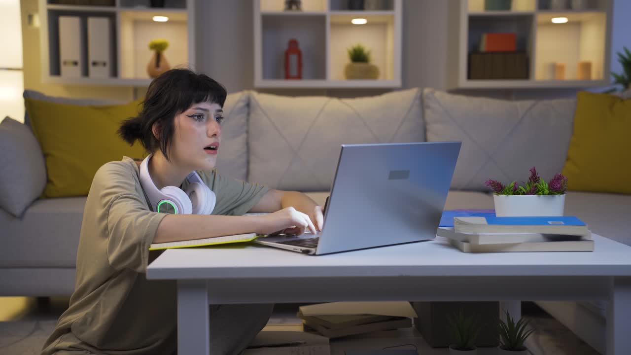 한 여학생이 노트북에서 나쁜 시험 결과를 보고 화를 내고 있습니다.