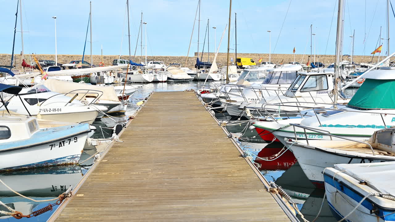 Altea, Spanien – 3. Juni 2022: Boote liegen in einem Hafen vor Anker, mit Bergen im Hintergrund