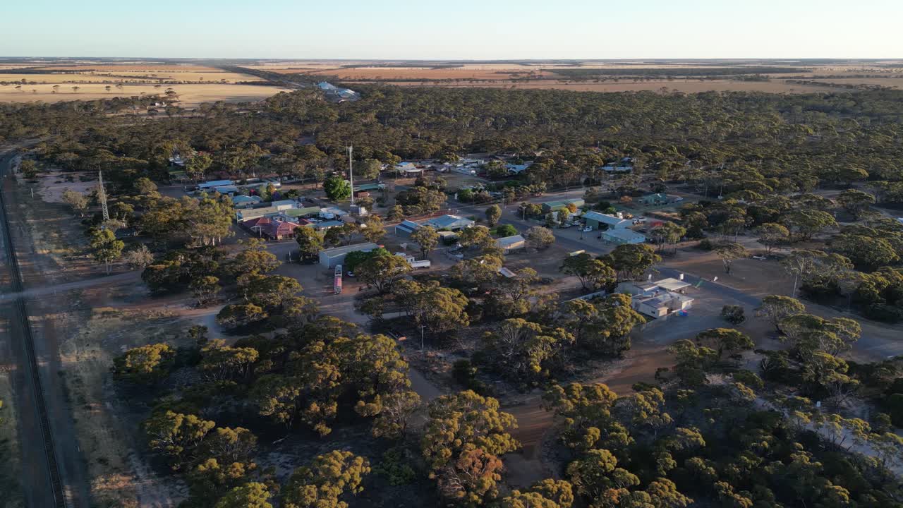vista de avión no tripulado de la ciudad minera australiana, gomas de salmón, minería de mineral de hierro