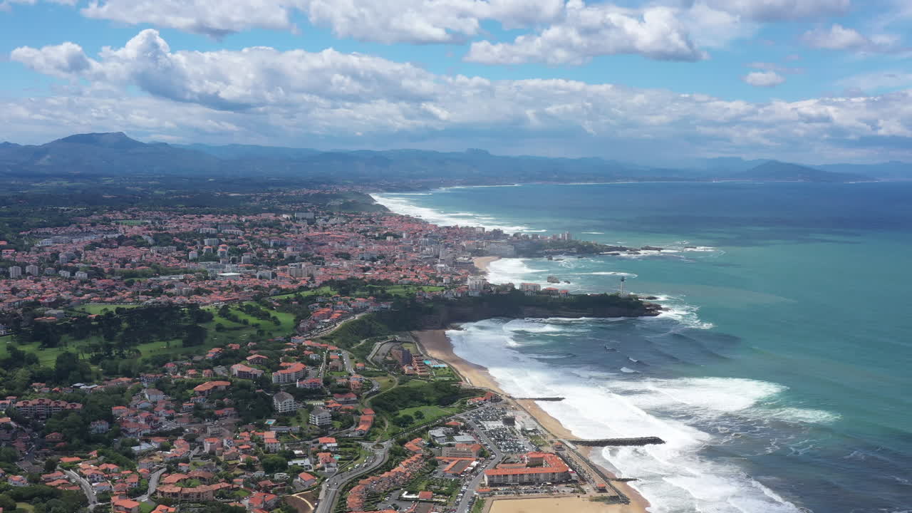 Città di Biarritz da Anglet, ripresa aerea in una giornata ventosa e soleggiata con onde nell'Atlantico.