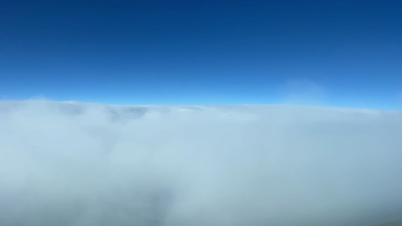 깊은 파란 하늘과 함께  ⁇ 은 날에 몇 개의 구름을 통해 날아가는 비행기에서 촬영 된 항공 시간  ⁇ 스