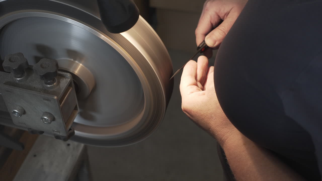 hoja de afilado de cuchillo nuevo en fábrica, proceso industrial manual en la fabricación de cuchillos