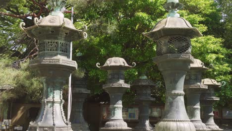 linternas de piedra en el santuario de ueno toshogu en un día soleado