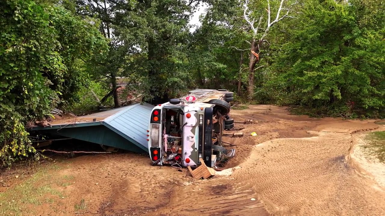 Immagine straziante di uno scuolabus ribaltato dall'uragano Helene. Swannanoa, NC.