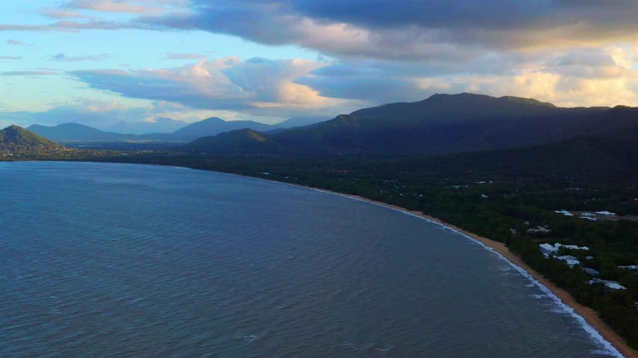 vista panorámica de la larga playa de arena en una tarde espectacular