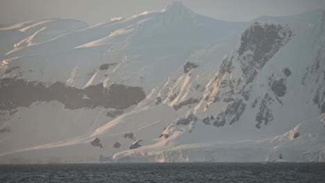 Bonita-Costa-Antártica-Con-Montañas-En-La-Puesta-De-Sol-Dorada-O-La-Luz-Del-Amanecer