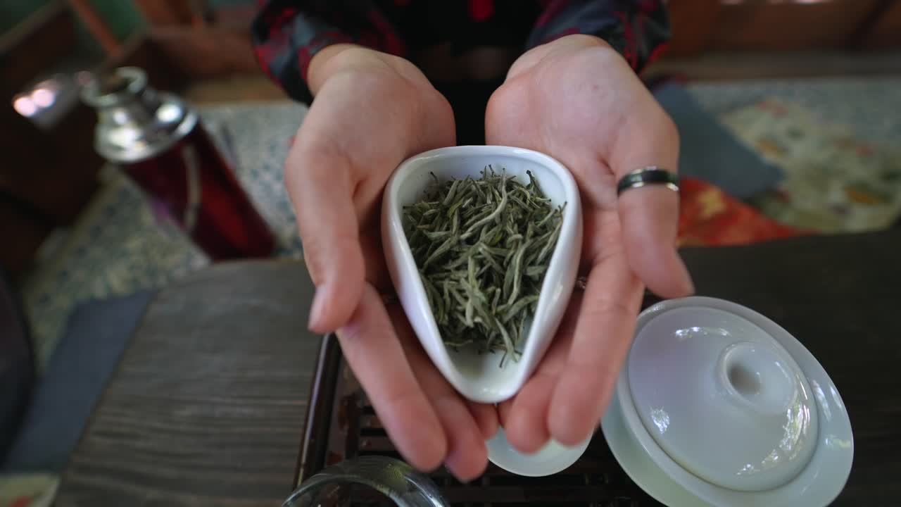 작은 그 에  차 잎 을 들고 있는 여자