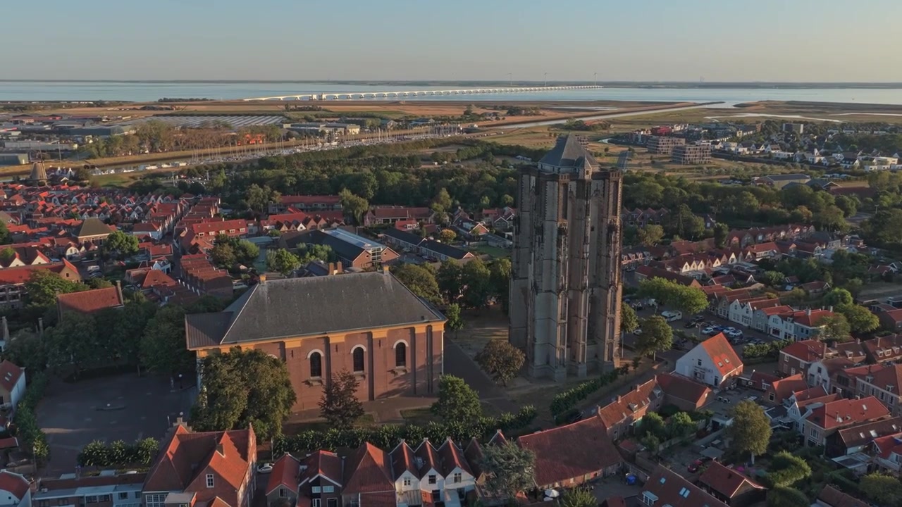 Perspectiva aérea deslumbrante de Zierikzee, uma cidade histórica na Zelândia. A proeminente Sint Lievensmonstertoren e o centro da cidade são banhados por luz dourada