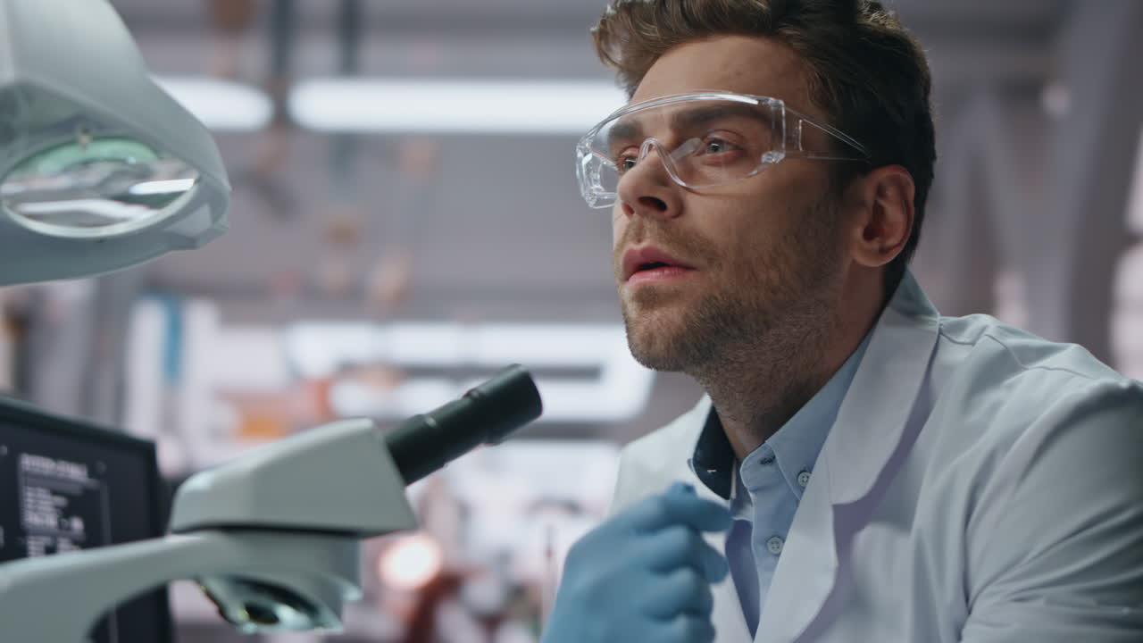 especialista de laboratorio pensativo trabajando en la clínica de genética de cerca. científico hombre serio