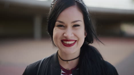 retrato en primer plano de una joven caucásica feliz sonriendo alegremente mirando a la cámara con lápiz labial rojo en cámara lenta