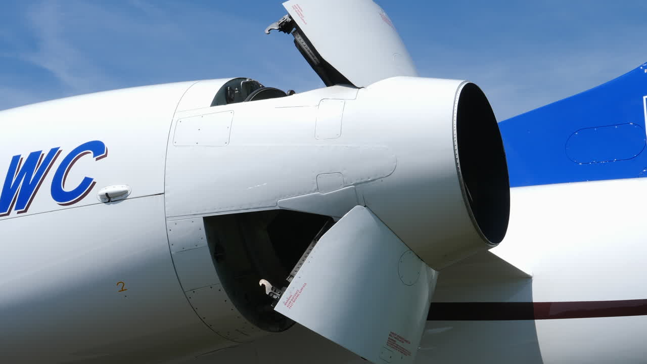 제트 엔진 배기가스 추진 역전 버 ⁇ 을 열고 닫는 것