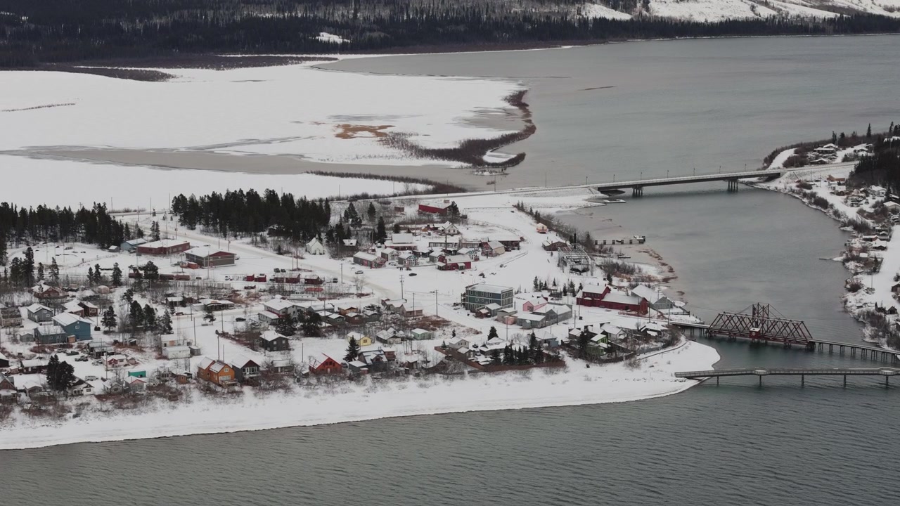 La città innevata di Carcross, situata sulla riva del lago Bennett, durante l'inverno nello Yukon, Canada - Ripresa aerea con drone.