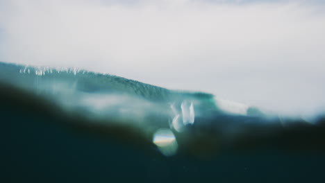 calma superficie del agua del océano brilla como grandes barriles de olas y el labio crece