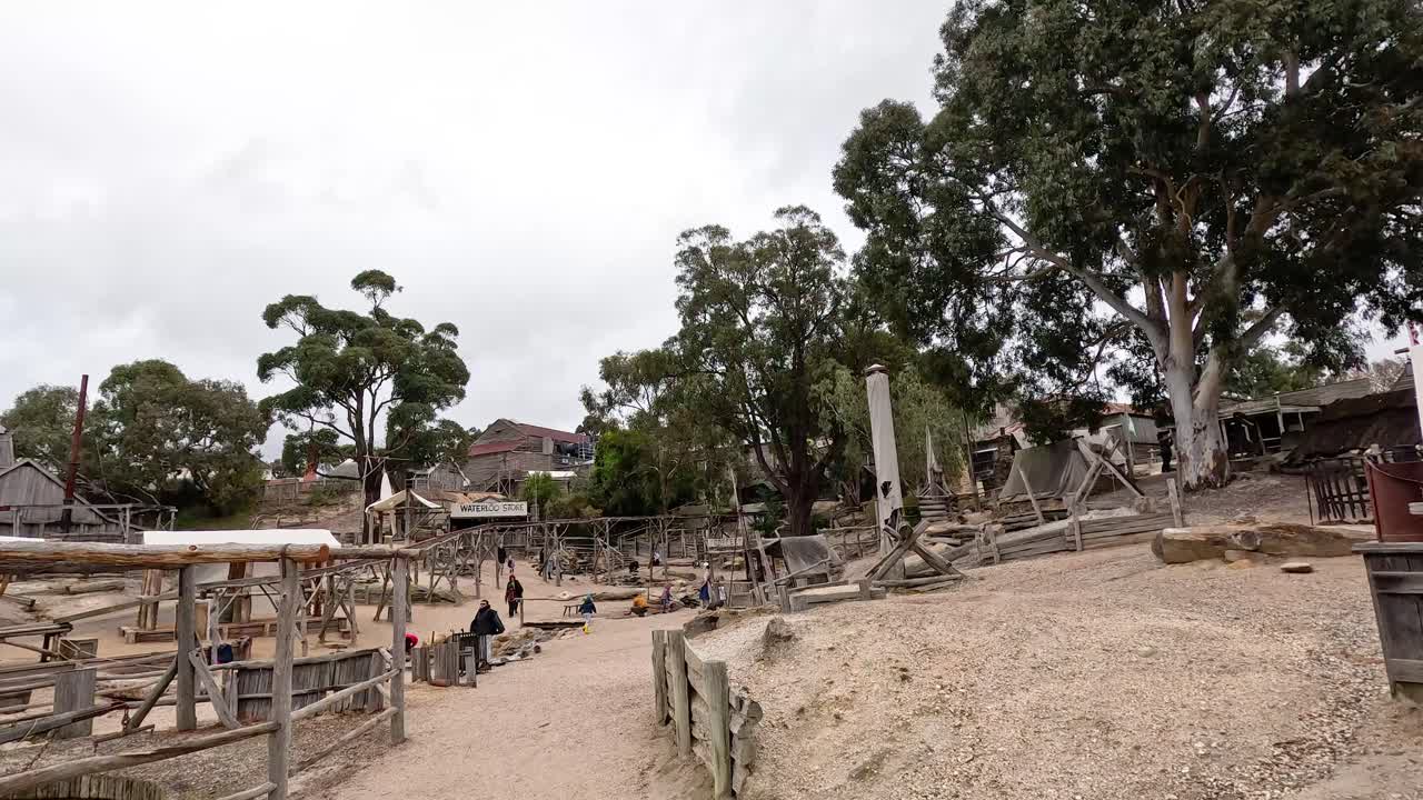 호주 발라라트 에 있는 역사 공원 을 탐험 하는 방문자 들