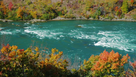 Der-Niagara-Fluss-Fließt-Entlang-Der-Hohen-Felsküste-1